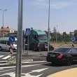 Камион и кола се сблъскаха на ключово кръгово в Асеновград СНИМКА