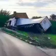 Камион скъса мантинела и се вряза в къща