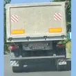 &bdquo;В колата бяха децата ми": Шофьор твърди, че е "притискан" от камион на натоварен път