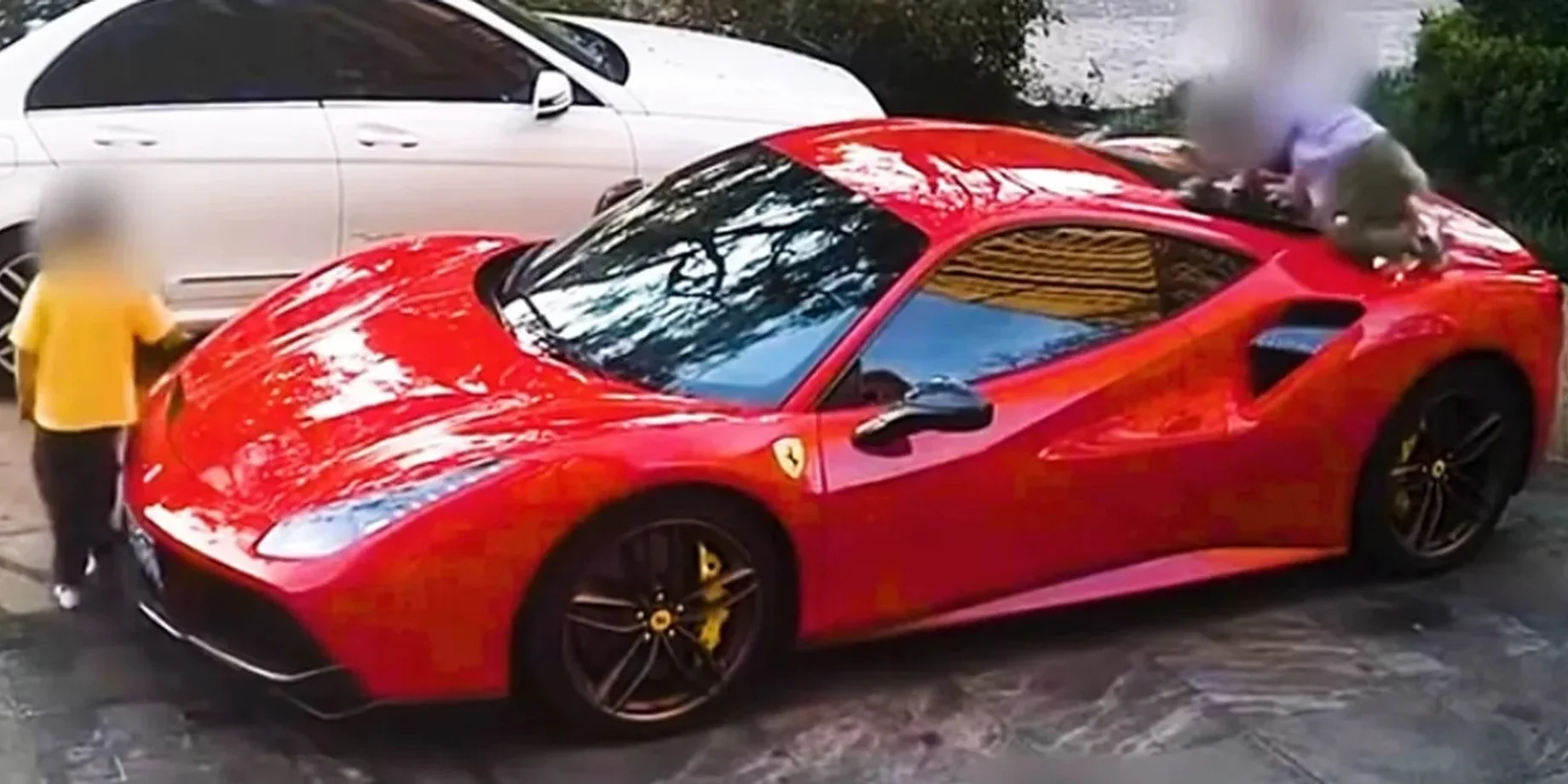 Деца съсипаха Ferrari за половин милион долара, родителите отказаха да платят ВИДЕО