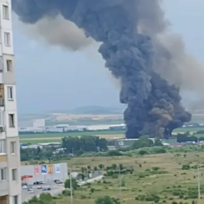 Продължава гасенето на големия пожар който възникна в халета за