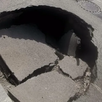 Огромна яма зейна на булевард в столичния квартал &bdquo;Младост"