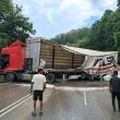 Кошмар на Хаинбоаз! Турски ТИР блокира прохода СНИМКИ