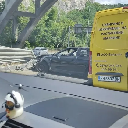Кола е с премазана предница след като се вряза в мантинела край Велико Търново