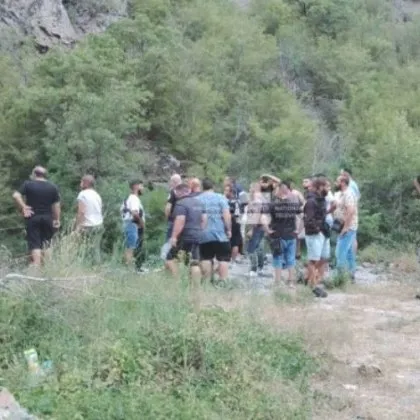 Намерено е живо едното от трите деца изчезнали край брега