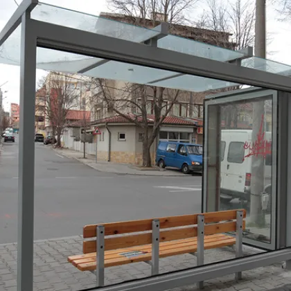 Заради селфи: Младежи повредиха автобусна спирка