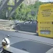 Кола е с премазана предница след като се вряза в мантинела край Велико Търново