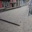 Стълб рухна в центъра на Велико Търново, дете се размина на косъм