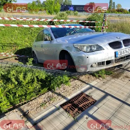 БМВ излетя от път край София и спря на метри от магазин СНИМКИ
