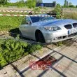 БМВ излетя от път край София и спря на метри от магазин СНИМКИ