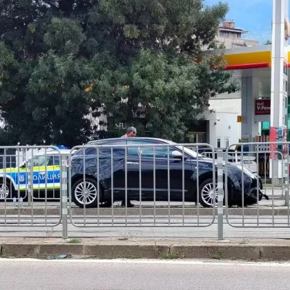 Кола излетя на трамвайните релси в София - на същото място, където джип уби лекар в автобус