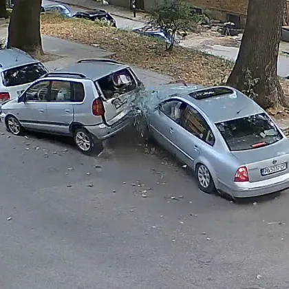 Кола се удари в паркирани автомобили в Асеновград. ВИДЕО показва момента на удара
