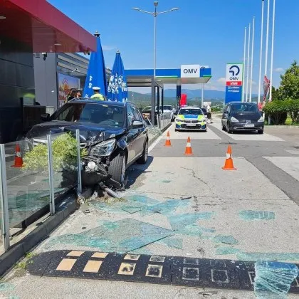 Бургаски Мерцедес се заби в ресторант за бързо хранене на