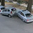 Кола се удари в паркирани автомобили в Асеновград. ВИДЕО показва момента на удара