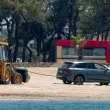 Пазарджиклия заседна на пясъка на плаж в Халкидики, дърпаха го с багер СНИМКИ