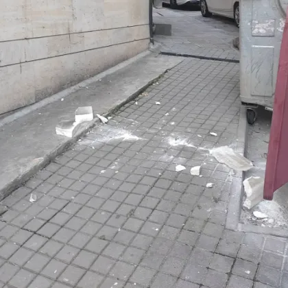 Парче от фасада се стовари върху тротоар във Велико Търново СНИМКИ