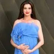 Ан Хатауей разпали слухове за пола на бебето с една рокля