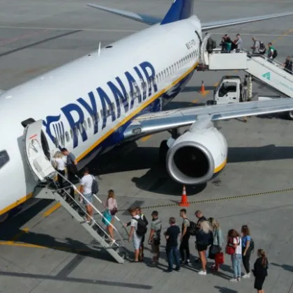Хаос на борда: Комари принудиха Ryanair да евакуира пътници