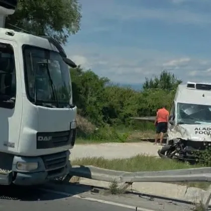 Камион и бус се блъснаха в Пловдив ВИДЕО