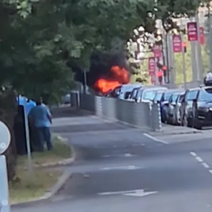 Кола избухна в пламъци в Несебър ВИДЕО