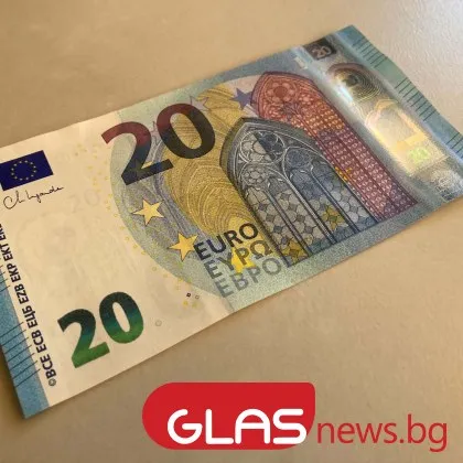 Нарушител напъха 20 евро в ръката на полицай, озова се в ареста