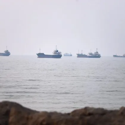 САЩ нанасят удари по Иран край Ормузкия проток