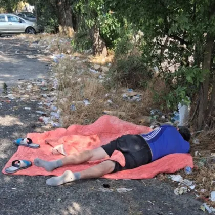 Шокираща "визитка": Мъж лежи сред купища боклуци до автогарата в Кърджали СНИМКИ