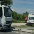 Камион и бус се блъснаха в Пловдив ВИДЕО