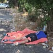 Шокираща "визитка": Мъж лежи сред купища боклуци до автогарата в Кърджали СНИМКИ