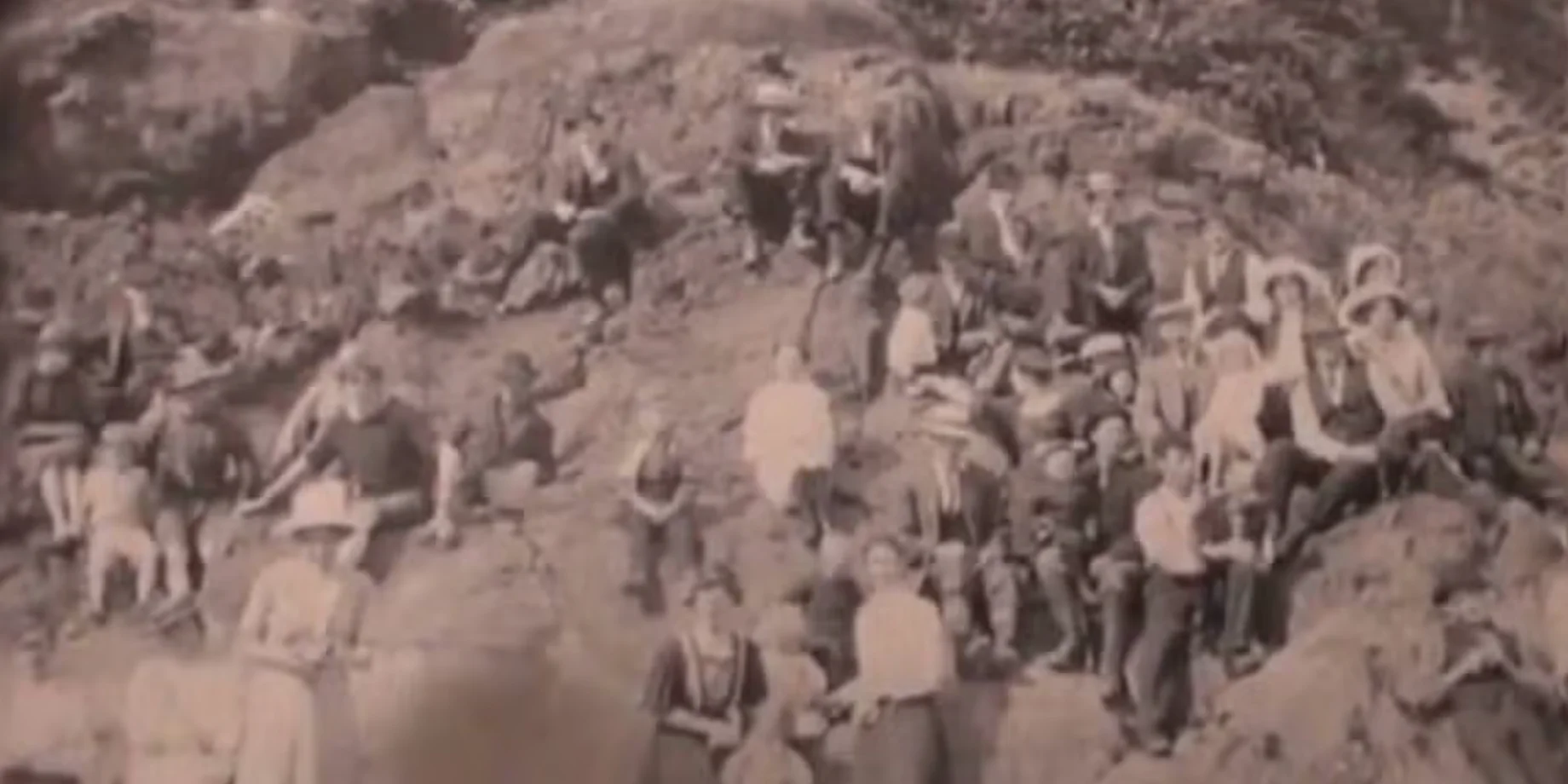 Снимка от 1917 г. обърка интернет: &bdquo;Пътешественик във времето" или просто съвпадение?