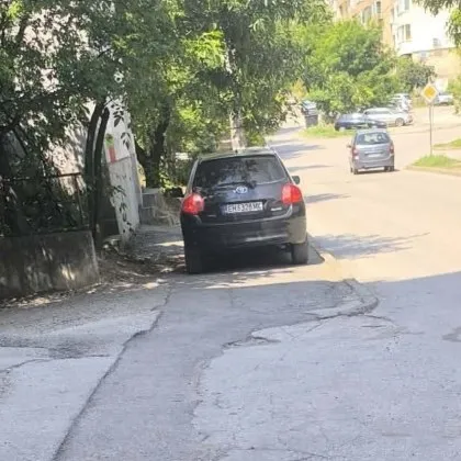 &bdquo;За колата има сянка, за пешеходците - платното": Снимка от Плевен разгневи хората