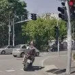 Червеното явно не важи за всички: Моторист премина през кръстовище в Бургас ВИДЕО