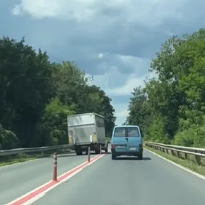 На косъм от трагедия: Шофьор предприе самоубийствено изпреварване ВИДЕО