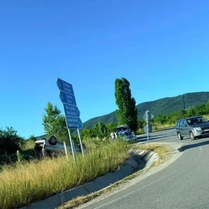 Кола се обърна по таван край АМ Струма СНИМКА