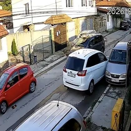 Шофьор удари паркирана кола и си тръгна: В Добрич спорят кой е виновен