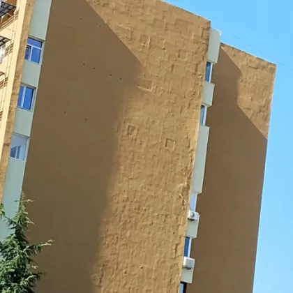 "Стана норма": Поредно некачествено саниране на блок в Сливен СНИМКИ