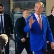 С кошче за боклук на главата: Сатирик влиза в битката за британския парламент