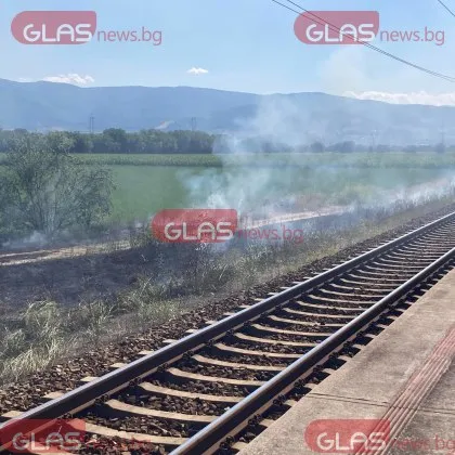 Пожар гори до ЖП гарата на пловдивско село СНИМКИ
