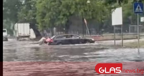 Проливен дъжд превърна улици и булеварди в Лом в реки.