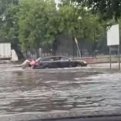 Мощна буря превърна улици в наш град в реки ВИДЕА
