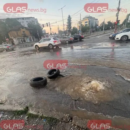 Спукан водопровод наводни ключово кръстовище в София СНИМКИ