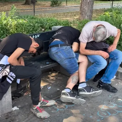 "Американската мечта": Пловдивчанка засне три "зомбита" на пейка в Пловдив ВИДЕО