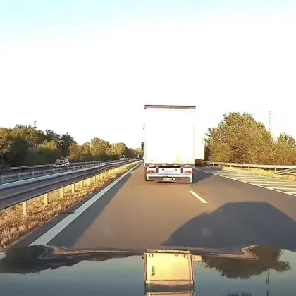 Една маневра, едно рязко спиране и десетки въпроси: ВИДЕО с ТИР разпали дискусия