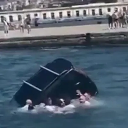 Кадети скочиха в морето и спасиха шофьор от потъваща кола в Италия ВИДЕО
