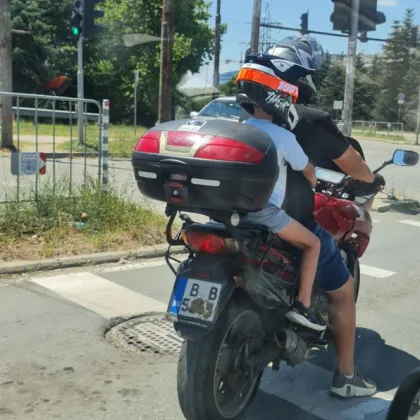Моторист с дете на задната седалка и зацапан номер предизвика дебат в мрежата
