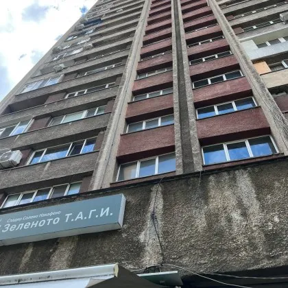 &bdquo;Замалко да ми разбият главата": Парчета падат от фасада в столицата СНИМКИ