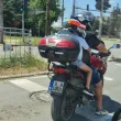 Моторист с дете на задната седалка и зацапан номер предизвика дебат в мрежата