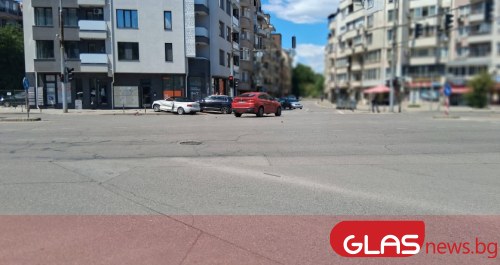 Катастрофа с участието на три автомобила е станала на оживено