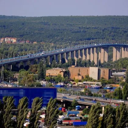 Човек застана на ръба на Аспаруховия мост във Варна, твърдят, че е станало най-лошото