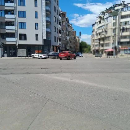 Три коли се удариха на кръстовище в Пловдив, две се озоваха на тротоара